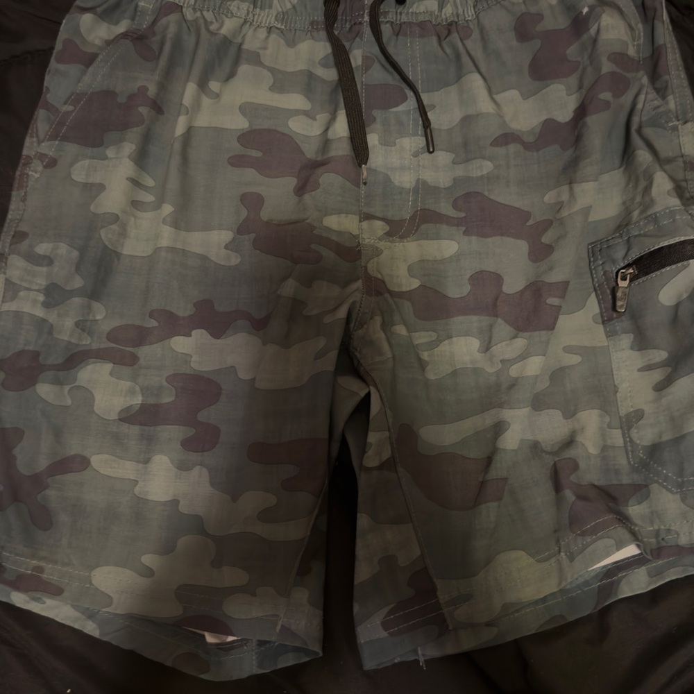 Body Glove Men's Green Camouflage Cargo Shorts
